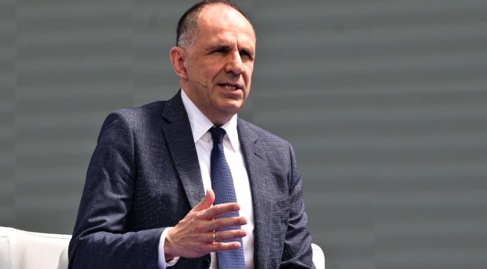 Γιώργος Γεραπετρίτης: Αχθοφόρος Γιώργος Γεραπετρίτης: Αχθοφόρος