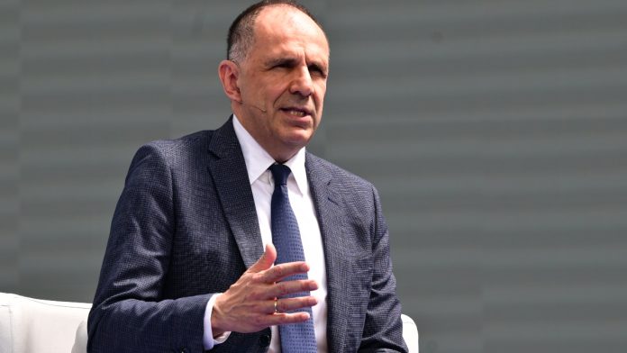 Γιώργος Γεραπετρίτης: Αχθοφόρος