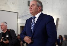 Ο Κ. Καραμανλής, αντί για τα γενέθλια της ΝΔ, στην Πλάκα με… Κινέζους