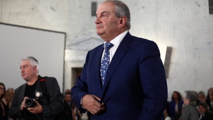 Ο Κ. Καραμανλής, αντί για τα γενέθλια της ΝΔ, στην Πλάκα με… Κινέζους