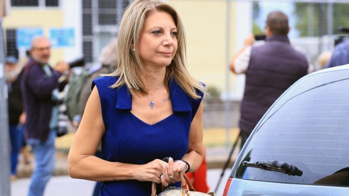 Καρυστιανού: Δεν χρειάζεται άδεια το μηχάνημα βιοανάδρασης, με έλεγξαν χθες – Βολές σε Άδωνη και Παγώνη
