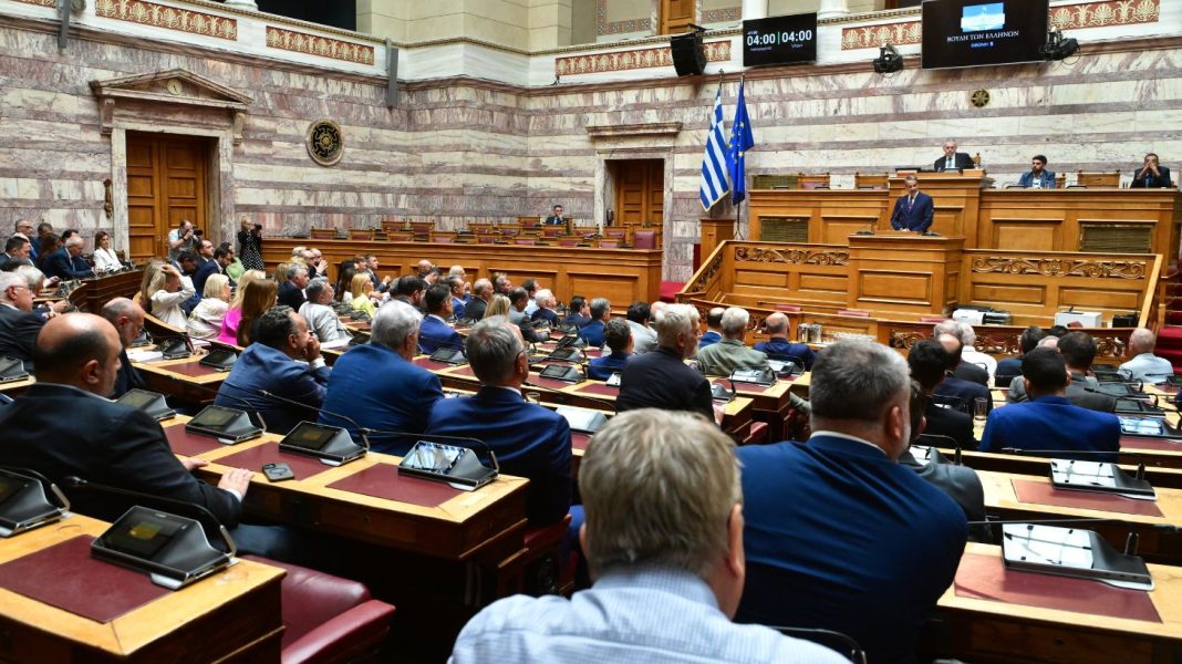 Κύμα ανησυχίας γαλάζιων βουλευτών για τις δημοσκοπήσεις, αμφιβολίες αν μπορεί να αντιστρέψει το κλίμα η κυβέρνηση