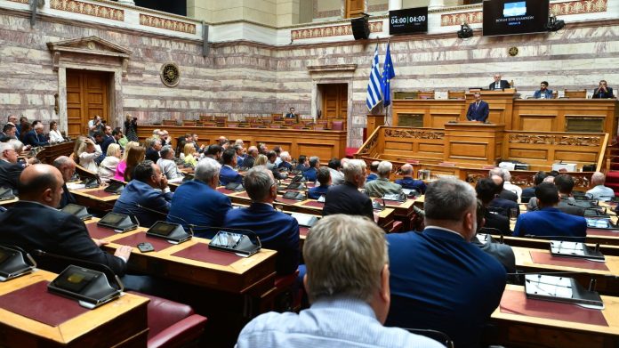 Κύμα ανησυχίας γαλάζιων βουλευτών για τις δημοσκοπήσεις, αμφιβολίες αν μπορεί να αντιστρέψει το κλίμα η κυβέρνηση