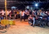 Ινδία: Άνδρας προσπάθησε να σταματήσει έξι μηχανές με σχοινιά δεμένα στον λαιμό του (VIDEO)