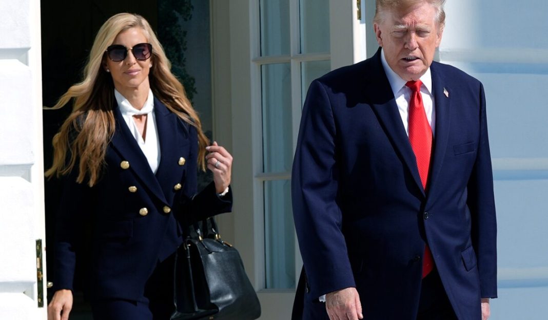 APTOPIX Trump Μόλις τρεις μέρες εκπρόσωπος Τύπου η Ζακαράια και ο Τραμπ την απέλυσε – «Δεν κάνει για τη θέση»