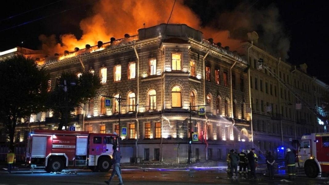 Ρωσία: Μεγάλη φωτιά σε ιστορικό αρχοντικό του 18ου αιώνα στην Αγία Πετρούπολη – Στις φλόγες 2.000 τ.μ. (VIDEO)