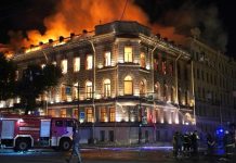 Ρωσία: Μεγάλη φωτιά σε ιστορικό αρχοντικό του 18ου αιώνα στην Αγία Πετρούπολη – Στις φλόγες 2.000 τ.μ. (VIDEO)