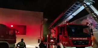 Πυρκαγιά στο Αιγάλεω: Κάηκε ολοσχερώς βαφείο ρούχων