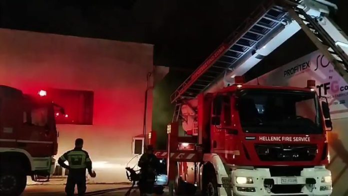 Πυρκαγιά στο Αιγάλεω: Κάηκε ολοσχερώς βαφείο ρούχων Πυρκαγιά στο Αιγάλεω: Κάηκε ολοσχερώς βαφείο ρούχων