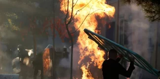 Χάος στα Τίρανα: Φωτιά σε αστυνομικό τμήμα και επιθέσεις με μολότοφ – 16 τραυματίες στις διαδηλώσεις