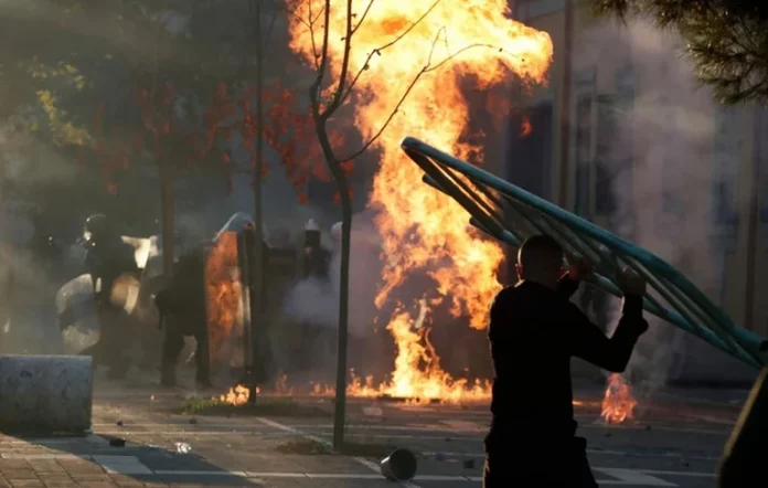 Χάος στα Τίρανα: Φωτιά σε αστυνομικό τμήμα και επιθέσεις με μολότοφ – 16 τραυματίες στις διαδηλώσεις
