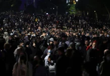 “Ράμα παραιτήσου” ηχεί σε όλη την Αλβανία – Χιλιάδες στους δρόμους