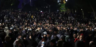 “Ράμα παραιτήσου” ηχεί σε όλη την Αλβανία – Χιλιάδες στους δρόμους