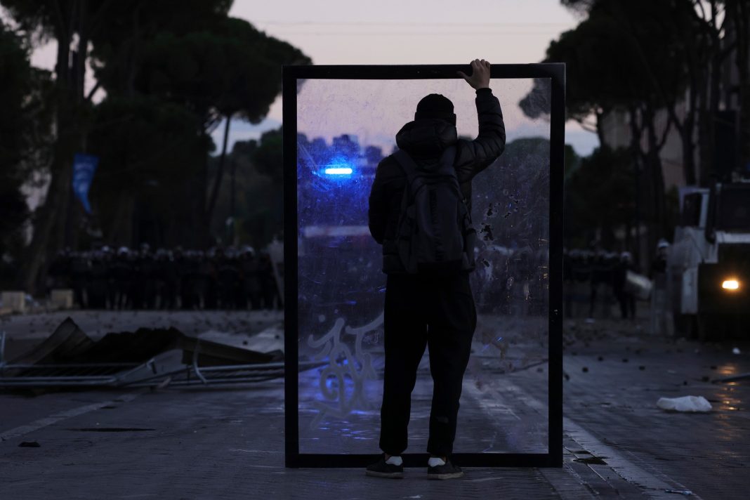 Αλβανία: Σκληρές μάχες διαδηλωτών με την αστυνομία με 500 προσαγωγές και 165 τραυματίες – Κούσνερ, ακρίβεια, ανεργία…