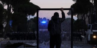Αλβανία: Σκληρές μάχες διαδηλωτών με την αστυνομία με 500 προσαγωγές και 165 τραυματίες – Κούσνερ, ακρίβεια, ανεργία…