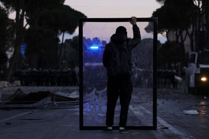 Αλβανία: Σκληρές μάχες διαδηλωτών με την αστυνομία με 500 προσαγωγές και 165 τραυματίες – Κούσνερ, ακρίβεια, ανεργία…