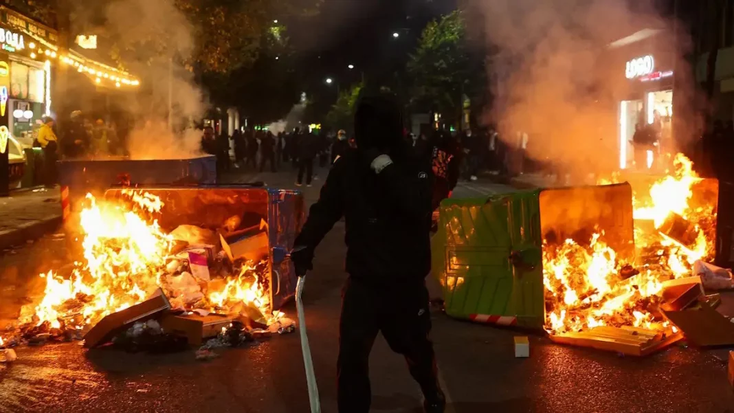 Πεδίο μάχης τα Τίρανα για τη διαφθορά και τον Έντι Ράμα – Το πλήθος καίει το ένα κτίριο μετά το άλλο