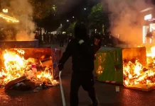 Πεδίο μάχης τα Τίρανα για τη διαφθορά και τον Έντι Ράμα – Το πλήθος καίει το ένα κτίριο μετά το άλλο