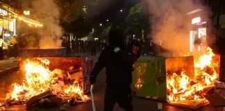 Πεδίο μάχης τα Τίρανα για τη διαφθορά και τον Έντι Ράμα – Το πλήθος καίει το ένα κτίριο μετά το άλλο