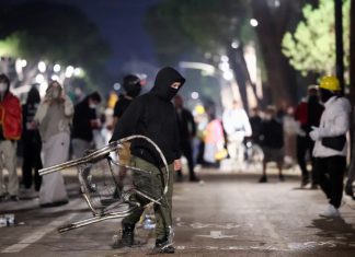 Φλέγονται τα Τίρανα για 9η συνεχόμενη νύχτα – Κλιμακώνεται η σύγκρουση με τον Ράμα Φλέγονται τα Τίρανα για 9η συνεχόμενη νύχτα – Κλιμακώνεται η σύγκρουση με τον Ράμα