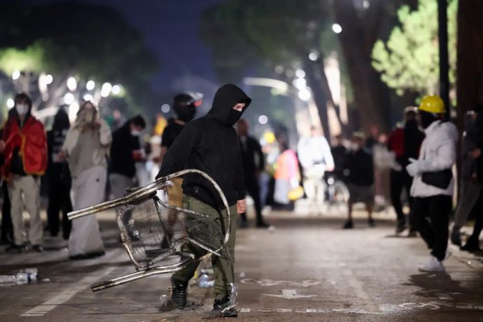 Φλέγονται τα Τίρανα για 9η συνεχόμενη νύχτα – Κλιμακώνεται η σύγκρουση με τον Ράμα