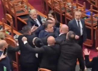 Αλβανία: Οι σοσιαλιστές του Ράμα ζητούν την αποβολή από τη Βουλή 20 βουλευτών μετά τις χειροδικίες