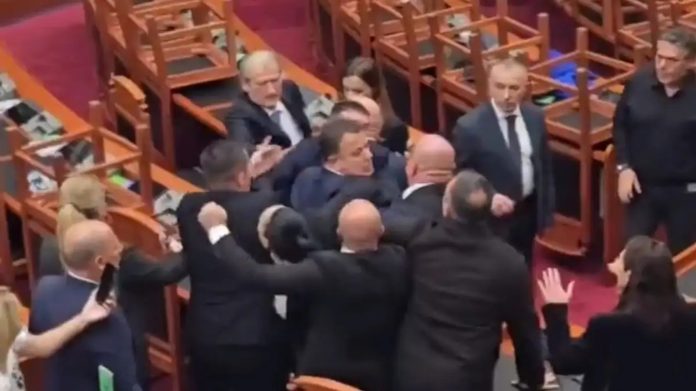 Αλβανία: Οι σοσιαλιστές του Ράμα ζητούν την αποβολή από τη Βουλή 20 βουλευτών μετά τις χειροδικίες