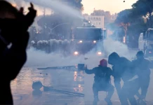 Χάος στα Τίρανα με φωτιές σε υπουργεία και συγκρούσεις διαδηλωτών με την αστυνομία, 29 τραυματίες και 35 συλλήψεις