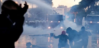 Χάος στα Τίρανα με φωτιές σε υπουργεία και συγκρούσεις διαδηλωτών με την αστυνομία, 29 τραυματίες και 35 συλλήψεις