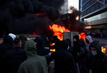 Νέα σοβαρά επεισόδια στις φοιτητικές διαδηλώσεις στην Αλβανία, έβαλαν φωτιά στο υπουργείο Παιδείας-(VIDEO)