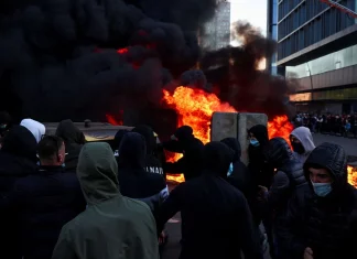 Νέα σοβαρά επεισόδια στις φοιτητικές διαδηλώσεις στην Αλβανία, έβαλαν φωτιά στο υπουργείο Παιδείας-(VIDEO)