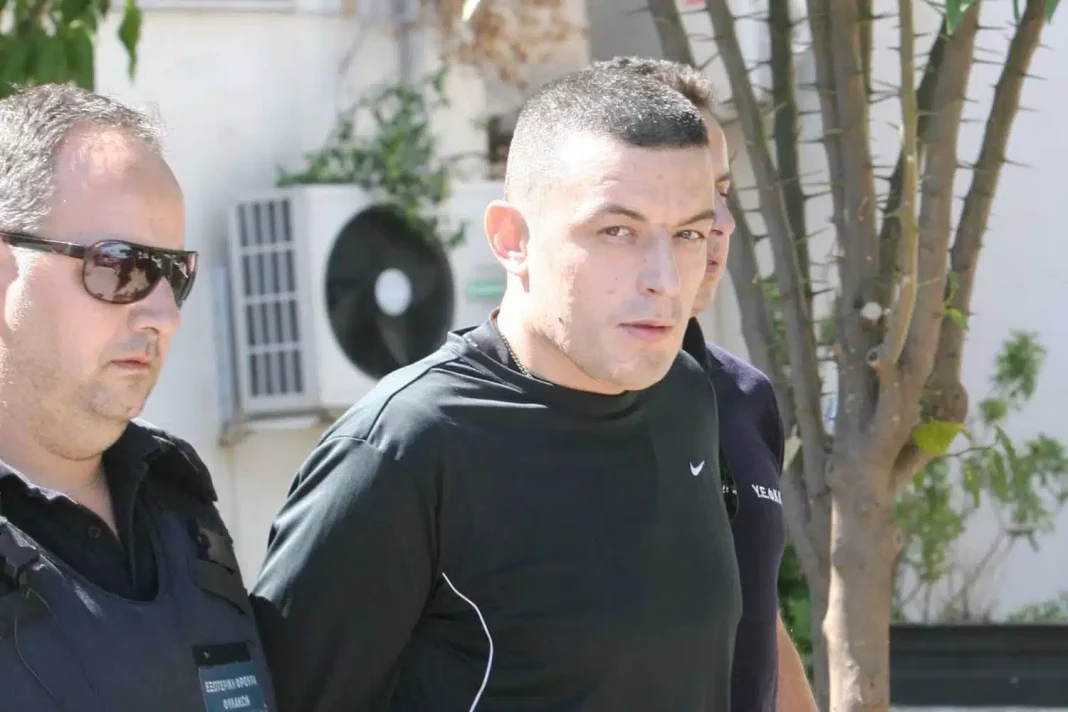 Οπλισμένος, άφαντος και με σφραγίδα αδείας: Η ώρα των αμείλικτων ερωτημάτων για τον Αλκέτ Ριζάι