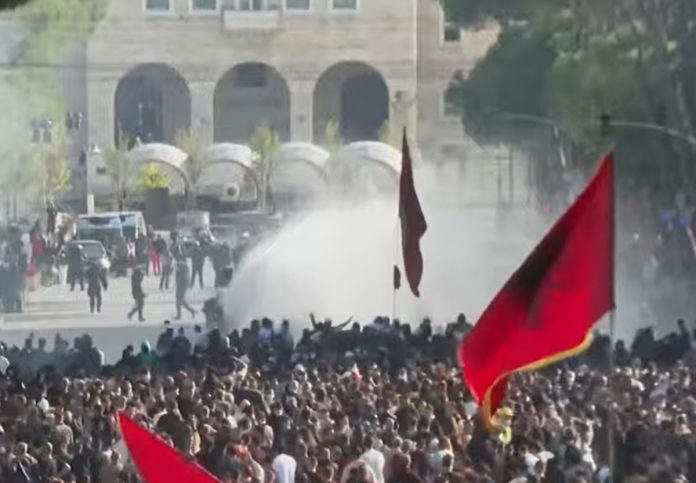 Αλβανία: Διαδηλωτές του Δημοκρατικού Κόμματος καίνε τα καθίσματα διαλόγου ως απάντηση στο κάλεσμα του πρωθυπουργού Ράμα
