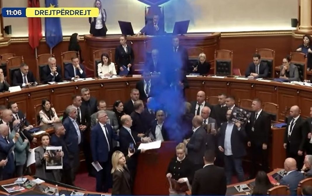 Αλβανία: Φωτοβολίδες μέσα στη Βουλή από τους βουλευτές του Μπερίσα – (VIDEO)