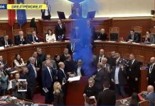 Αλβανία: Φωτοβολίδες μέσα στη Βουλή από τους βουλευτές του Μπερίσα – (VIDEO) Αλβανία: Φωτοβολίδες μέσα στη Βουλή από τους βουλευτές του Μπερίσα – (VIDEO)