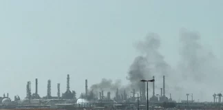 Τρεις νεκροί από πλήγματα σε αεροδρόμιο και πετρελαϊκή εγκατάσταση στη Σαουδική Αραβία Τρεις νεκροί από πλήγματα σε αεροδρόμιο και πετρελαϊκή εγκατάσταση στη Σαουδική Αραβία