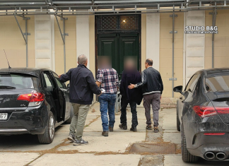 Συνελήφθη 64χρονος που πυροβόλησε 49χρονο στην Επίδαυρο, χειροπέδες και στον γιο του δράστη Συνελήφθη 64χρονος που πυροβόλησε 49χρονο στην Επίδαυρο, χειροπέδες και στον γιο του δράστη