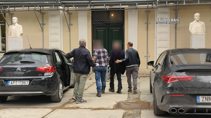 Συνελήφθη 64χρονος που πυροβόλησε 49χρονο στην Επίδαυρο, χειροπέδες και στον γιο του δράστη Συνελήφθη 64χρονος που πυροβόλησε 49χρονο στην Επίδαυρο, χειροπέδες και στον γιο του δράστη