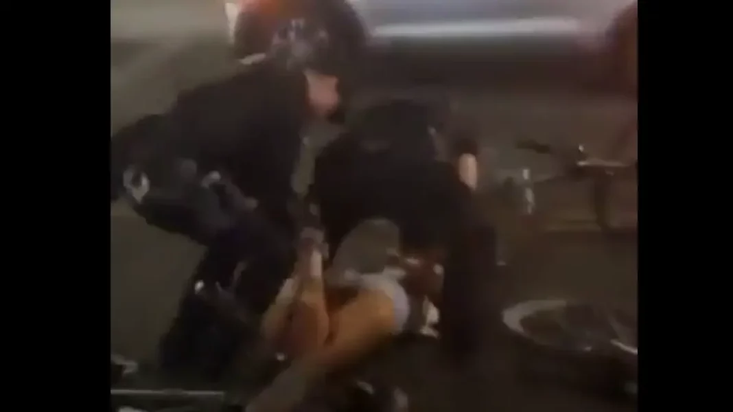 Χαμός με τσιρλίντερ στην Αριζόνα σε σύλληψη φίλων της: Φώναζε «αφήστε τους», οι αστυνομικοί την έριξαν κάτω, δείτε…