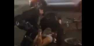 Χαμός με τσιρλίντερ στην Αριζόνα σε σύλληψη φίλων της: Φώναζε «αφήστε τους», οι αστυνομικοί την έριξαν κάτω, δείτε…