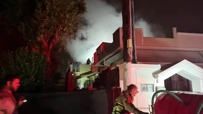 Υπό έλεγχο η φωτιά σε μονοκατοικία στην Αρτέμιδα, δεν υπήρξε τραυματίας - (VIDEO)