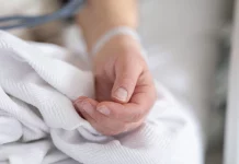 Σοβαρή καταγγελία εργαζομένων στο Δαφνί: Νοσηλεύτρια με εγκεφαλικό περίμενε πάνω από 1 ώρα για ασθενοφόρο