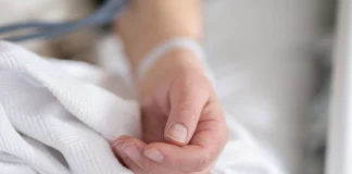 Σοβαρή καταγγελία εργαζομένων στο Δαφνί: Νοσηλεύτρια με εγκεφαλικό περίμενε πάνω από 1 ώρα για ασθενοφόρο