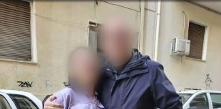 «Χωριάτικο»: Η φωτογραφία του αστυνομικού αγκαλιά με εργαζόμενη σε strip club του Γιαννακόπουλου