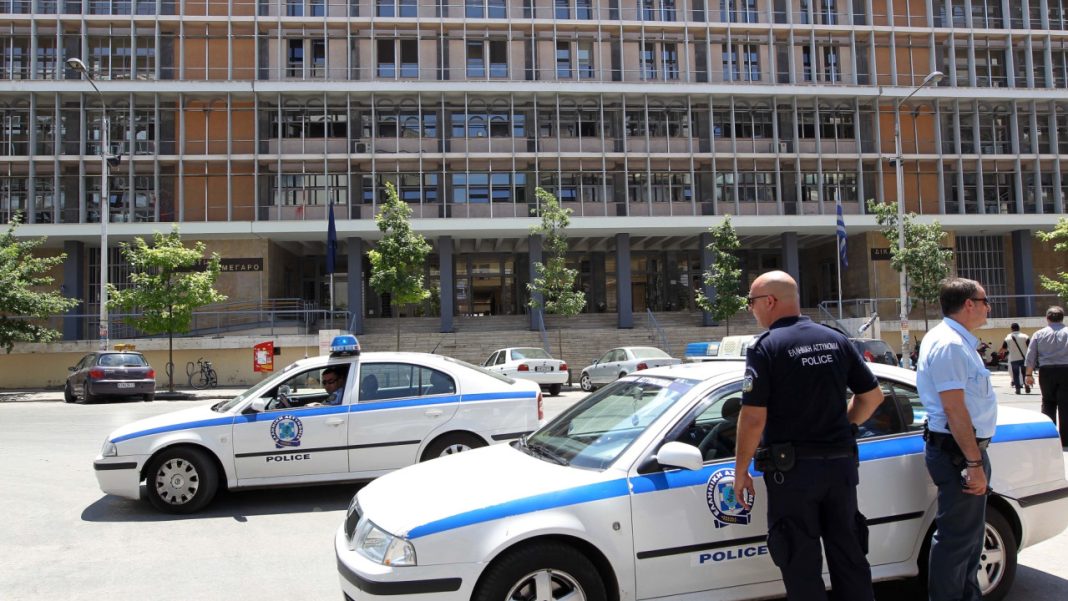 Απίθανες εικόνες στη Θεσσαλονίκη: Αστυνομικός άφησε το όπλο και πήγε να πλακωθεί με πολίτη! (VIDEO)