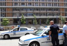 Απίθανες εικόνες στη Θεσσαλονίκη: Αστυνομικός άφησε το όπλο και πήγε να πλακωθεί με πολίτη! (VIDEO)