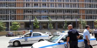 Απίθανες εικόνες στη Θεσσαλονίκη: Αστυνομικός άφησε το όπλο και πήγε να πλακωθεί με πολίτη! (VIDEO)