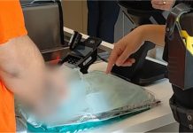 Τέξας: Κουρέας βρήκε 120.000 δολάρια ξεχασμένα πάνω σε ΑΤΜ και τα παρέδωσε όλα (Video)