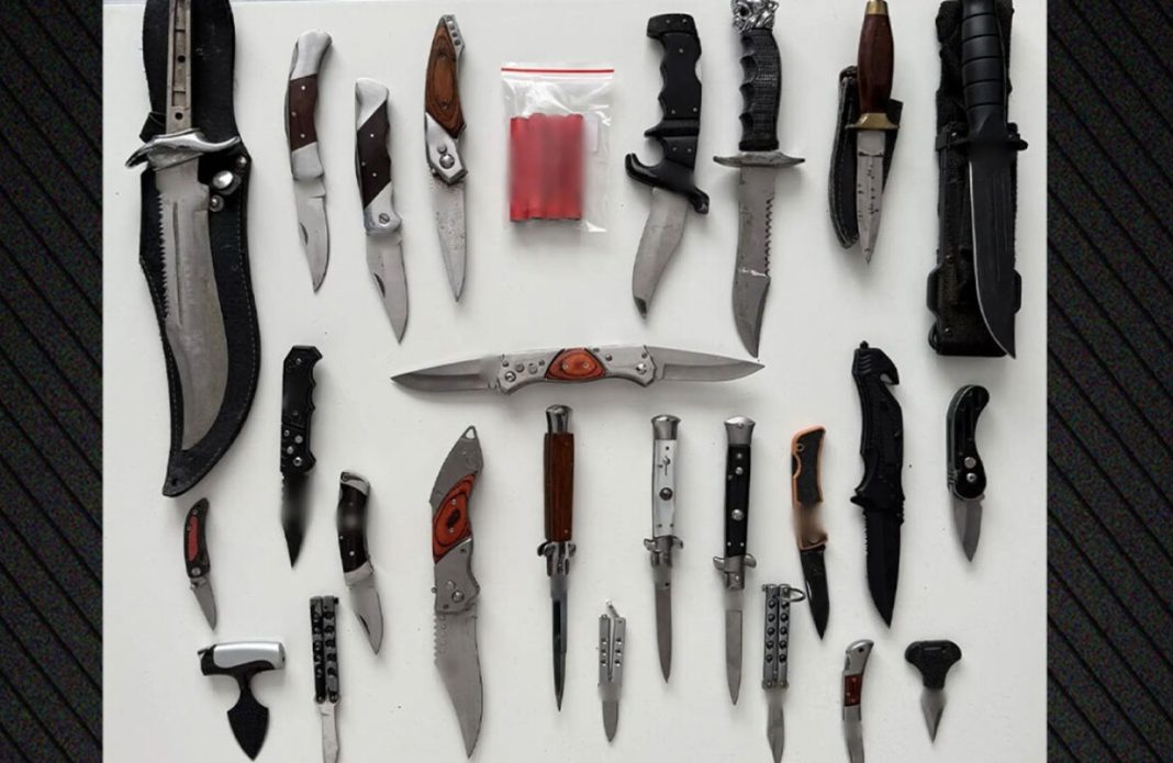 Άμφισσα: Συνελήφθη άνδρας με 36 μαχαίρια, σπαθιά, καραμπίνες και 29 κινητά