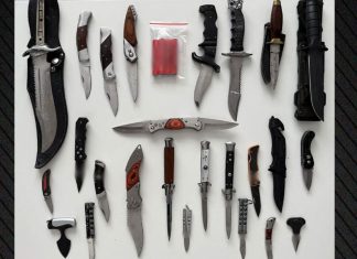 Άμφισσα: Συνελήφθη άνδρας με 36 μαχαίρια, σπαθιά, καραμπίνες και 29 κινητά
